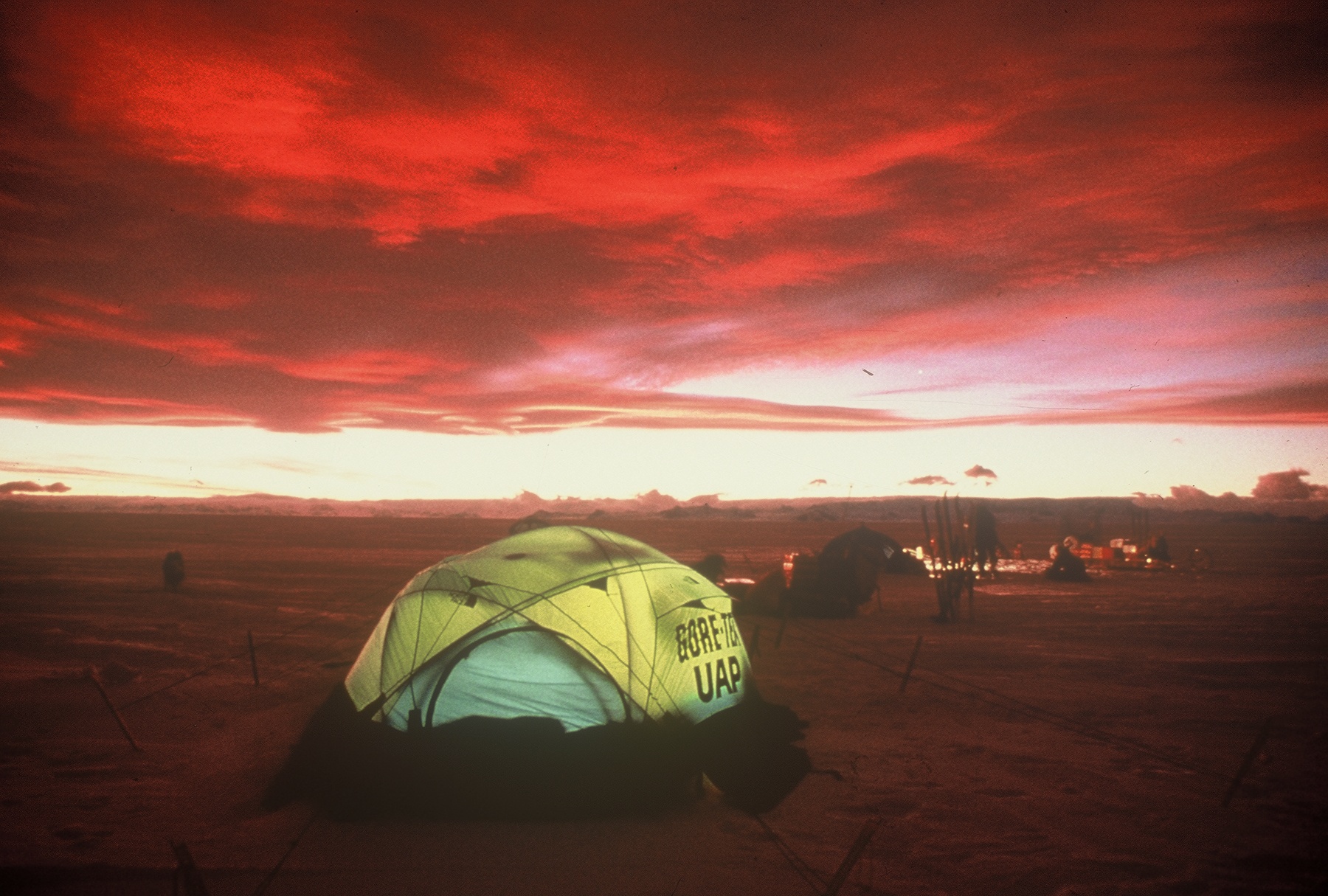 南極半島の日没時の美しい夕焼け(まだ夜があった)